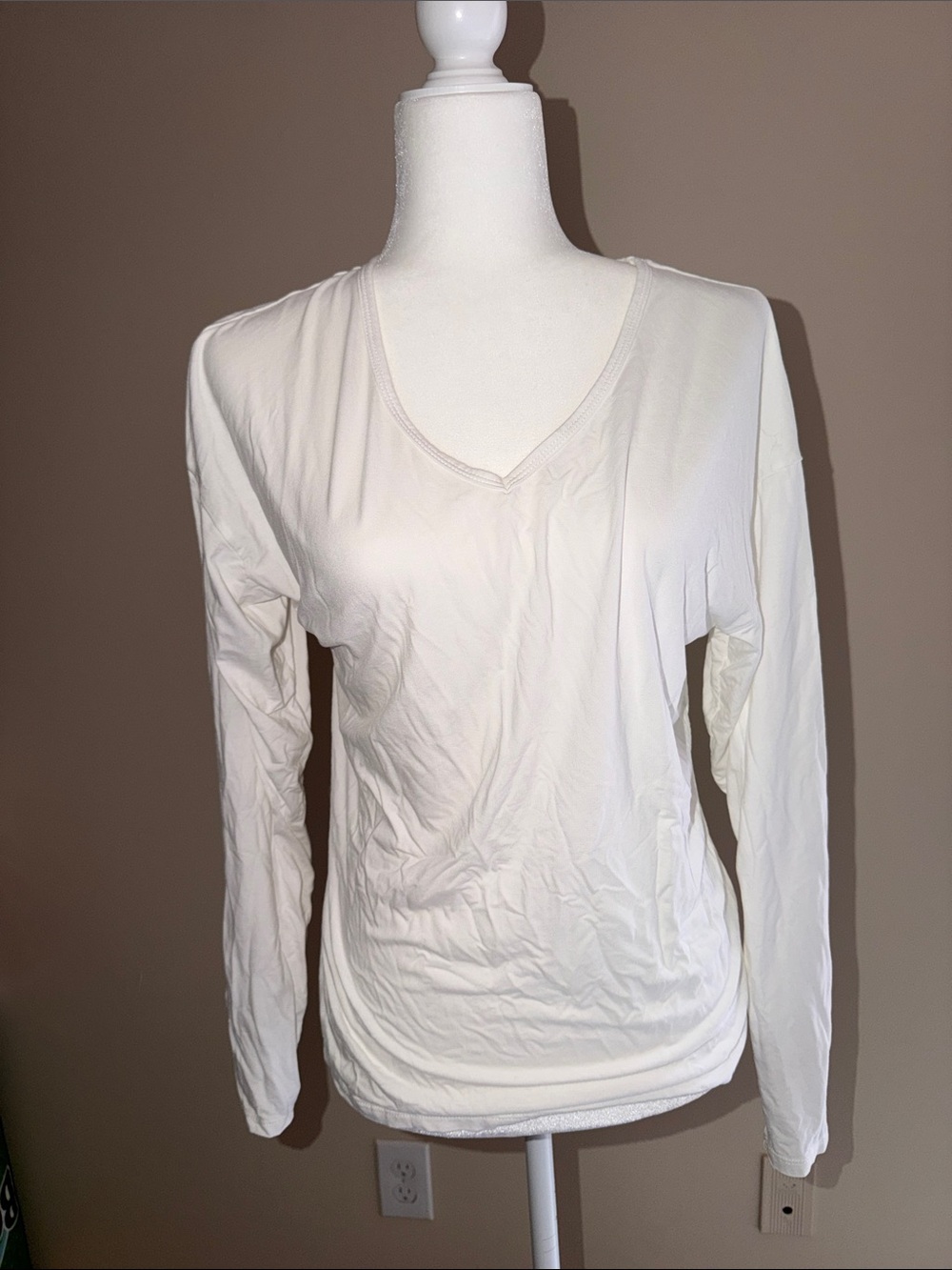HALARA White V-Neck Long Sleeve Tee